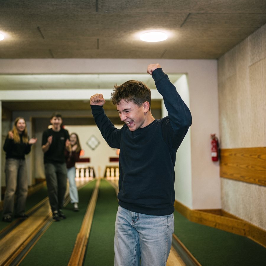 Jugendgruppe beim Kegeln am Sunderhof