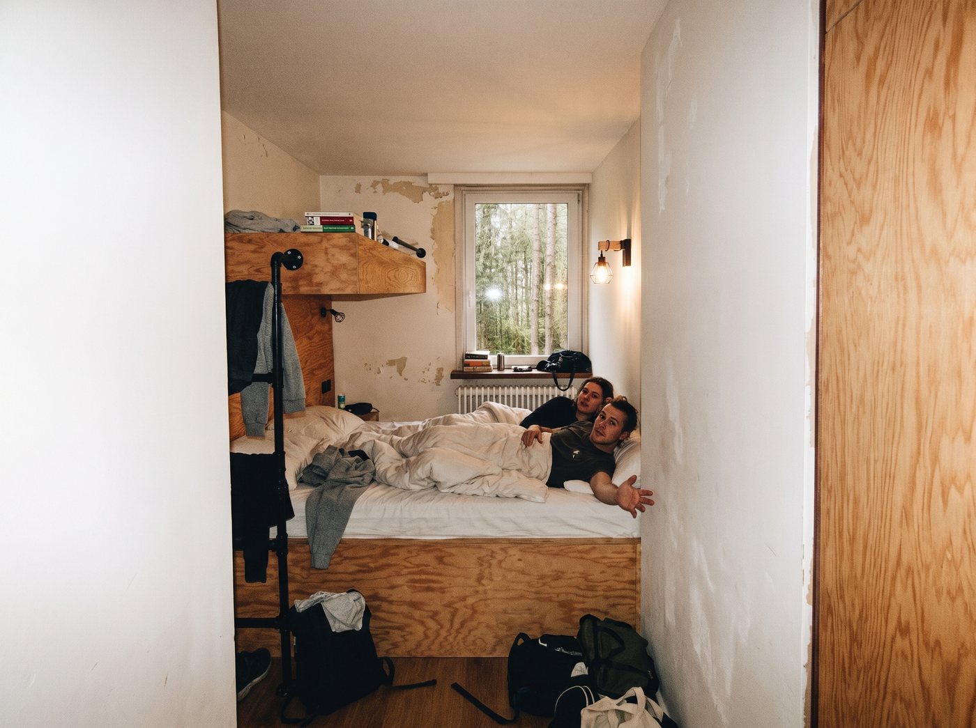 Etagenbett-Detail mit Stahlrohr-Leiter